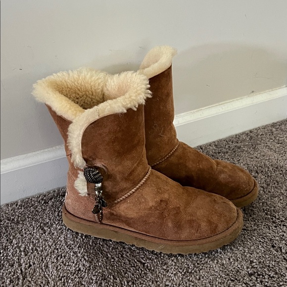 Ugg Bailey Button Charm
boots 7 - Picture 1 of 7